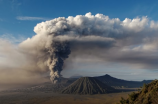 震撼！火山喷发时显示出的神秘燧光